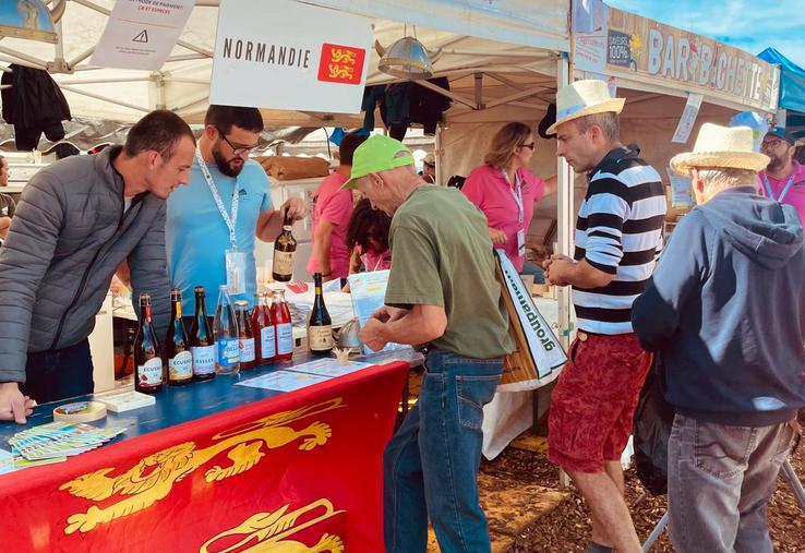 Chaque région dispose d’un stand, mais toutes se retrouvent dans un espace commun, façon Salon de l’agriculture en miniature, où l’on passe d’un terroir à l’autre en quelques pas.