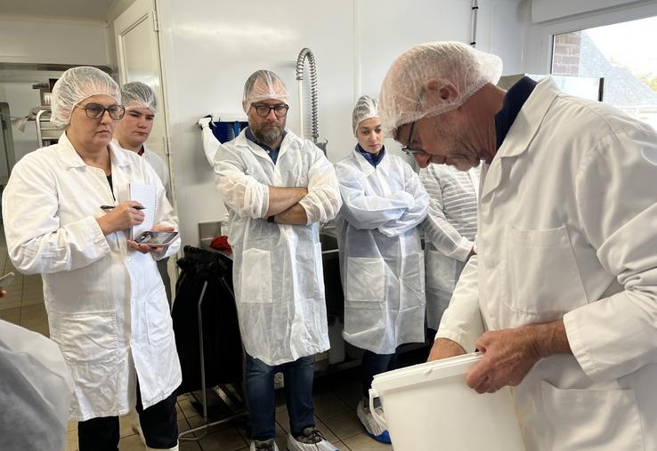 Michel Nedellec, formateur chez Actalia, montre le texturage du skyr.