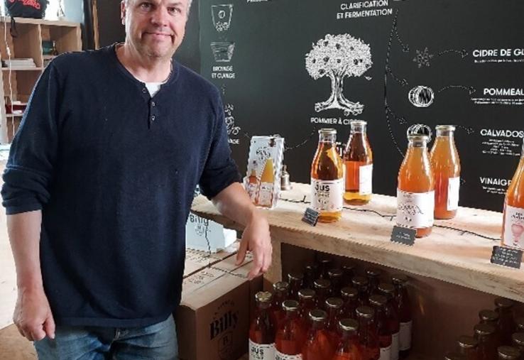 Olivier Vauvrecy, cidriculteur, adapte son management pour fidéliser ses salariés. Écoute, autonomie, innovations et flexibilité, lui permettent de faire évoluer ses méthodes.