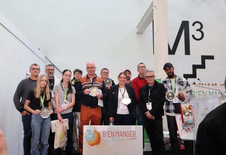 "Les chefs ont plaisir à faire des concours, à se retrouver. BMN, c'est aussi une journée où l'on échange, l'on partage sur son quotidien. Ils ont l'amour du fait maison et de la valorisation des produits locaux. C'est un moyen pour eux de l'exprimer auprès de leurs employeurs. Grâce à BMN, ils font savoir ce qu'ils font au quotidien", constate Sarah Lesnard des Chambres. Chaque participant s'est vu remettre un livre dans lequel figurent toutes les créations produites lors du concours 2025. Un b...