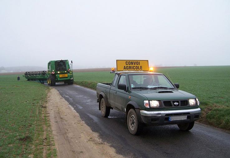 Les convois agricoles de catégorie B sont dans l’obligation d’être équipés d’un panneau “convoi agricole” à l’avant et à l’arrière, mais aussi d’être précédés d’un véhicule d’accompagnement.