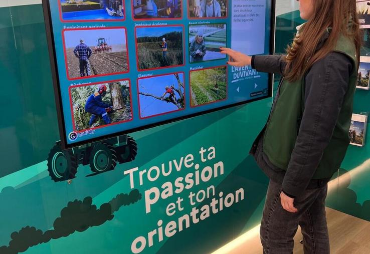 Des écrans interactifs pour trouver son orientation.
