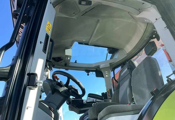 Les séries Arion et Axion de Claas adoptent un toit dont le côté droit est vitré.
