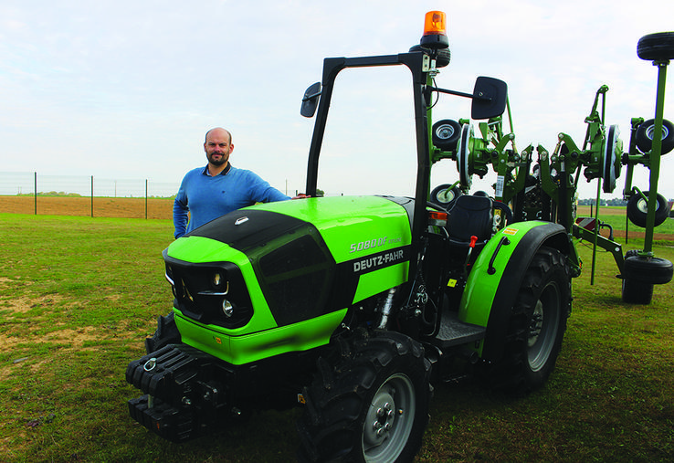 Henri Taveau, concessionnaire Deutz-Fahr dans l’Oise, présente le 5080 DF, tracteur arceaux de 80 chevaux qui a toute sa place dans la cour des fermes.