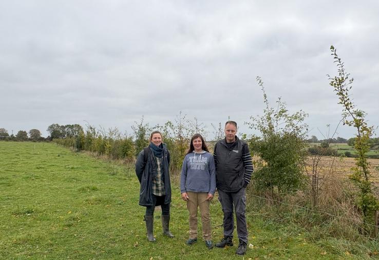 Camille Gougeard (à gauche) du SBV de l'Arques est en charge du montage des dossiers  de demande d'aide à la plantation de haies. Stéphanie Boudard, éleveuse laitière à Maucomble a bénéficié du programme d'accompagnement technique et financier, ce qui lui a permis de planter 2,7 km de haies sur son exploitation