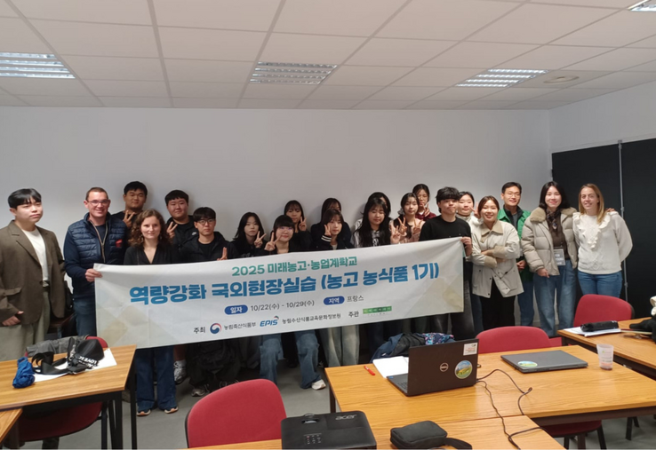 Photo souvenir de la rencontre puis dégustation d'un verre de jus de pomme.