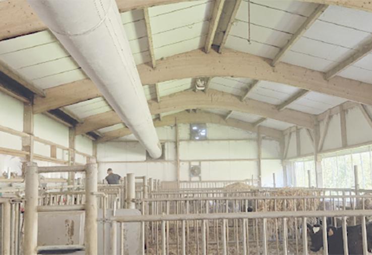 L'air frais est soufflé depuis le plafond pour chasser l'air vicié vers l'extérieur du bâtiment.