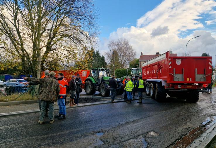Échange entre les agriculteurs, les conducteurs de travaux et la municipalité sur la nécessité de prendre en compte la circulation des engins agricoles.