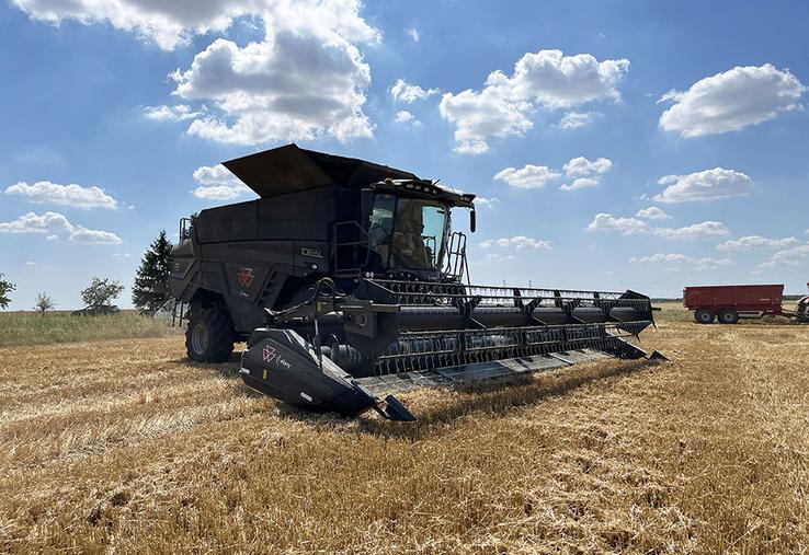 Rares sont les machines dans ce cas. L’Ideal 8 possède un gabarit routier de 3,49 mètres autorisant ainsi les déplacements routiers sans convoi obligatoire.