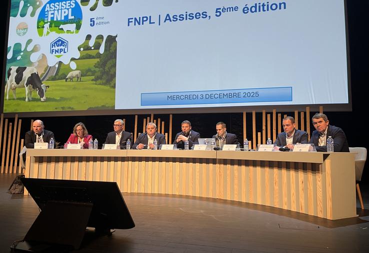 Les congressistes sont venus nombreux pour assister à ces Assises du lait organisées par la FNPL Parmi les sujets prégnants de cette édition : la négociation du prix du lait en lien direct avec l'actualité des producteurs de lait français. Quelques stratégies ont été évoquées notamment lors de la table ronde réunissant un ancien sénateur, un commissaire européen, une productrice française et une dirigeante de coopérative belge.
