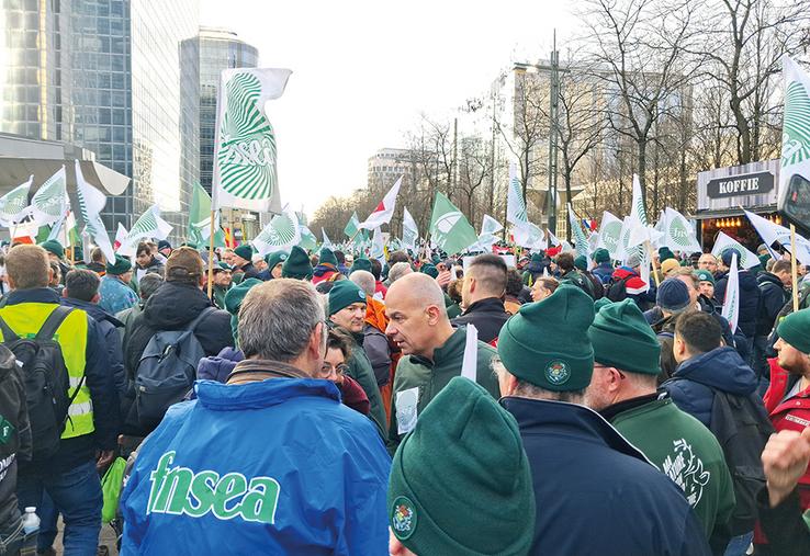 Arnaud Rousseau, président de la FNSEA : « JA et FNSEA, ensemble, portent une ambition pour l'agriculture (...) À Bruxelles, on a perdu le sens des réalités (...) Nous sommes là pour continuer à nourrir les Européens (...) S'il le faut, nous reviendrons (...) parce qu'il n'est pas question d'abdiquer (...) Sans agriculture, il n'y aura pas d'environnement, pas de paysage, pas d'énergie. Et nous, là où nous sommes, nos entreprises ne sont pas délocalisables ».