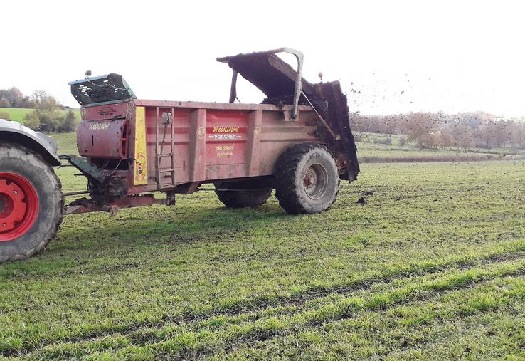 L'épandage du fumier de plaquettes de bois se réalise sans difficulté.