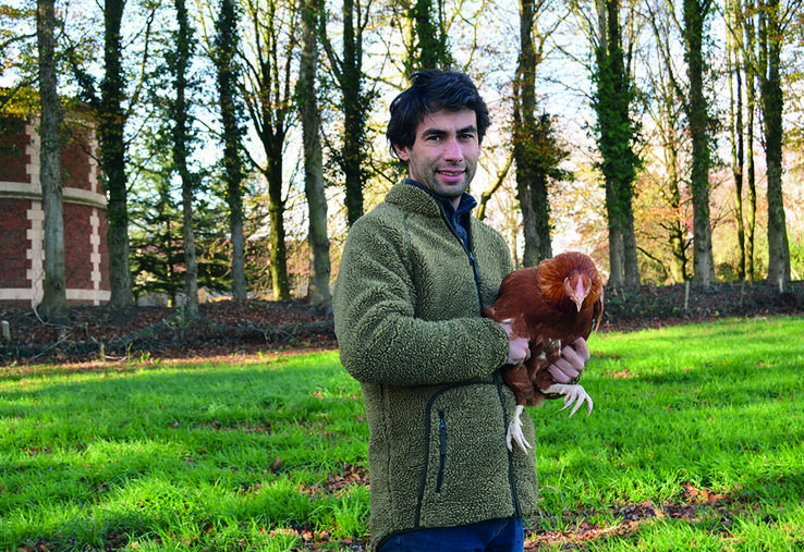 Arthur Anquetil, installé avec son père Laurent à Bréauté, proposent leurs Volailles du Prieuré dans de nombreux points de vente, restaurants, comme au magasin de la ferme.