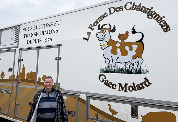 Samuel Molard devant le nouveau camion de marché de la famille, véritable boutique ambulante qui répond bien aux besoins des producteurs vendeurs.