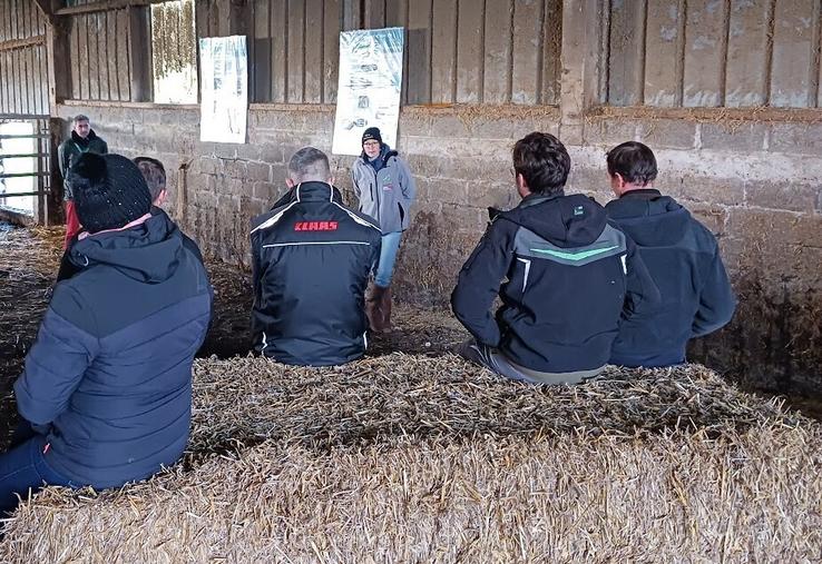 L'une des conseillères des Chambres d'agriculture de Normandie présentant des solutions concrètes pour économiser eau et énergie en élevage.