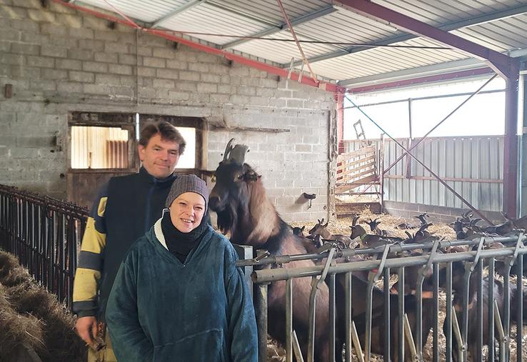 Marie Lejeune et Jérôme Lesueur ont aménagé l’ancien bâtiment de la ferme pour regrouper la salle de traite, la laiterie et le magasin : tout est à portée de main, le lait ne voyage plus, et le travail quotidien est plus fluide.