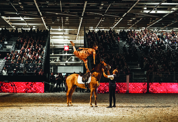 Hassen Bouchakour, Peyo et Chloé Apfel reliée à un fil.