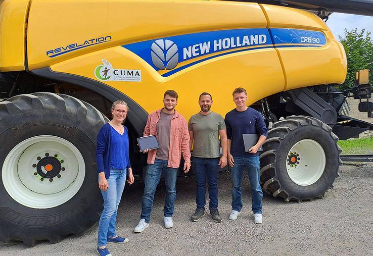 De gauche à droite : Adélie van Butsèle, présidente de la Cuma, Elliott Prévost, Matthieu Deroche, responsable opérationnel, et Lou Prévost.