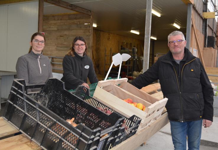 « Les travaux sont bien avancés. Nous pourrons accueillir les amateurs de produits locaux dès la mi-février », souligne Jérôme Aubry, accompagné d'Anaïs Aubry et d'Aurélie Allais (à gauche). 