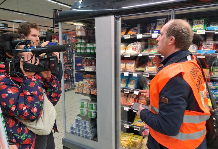 Franck Grémont, éleveur laitier à Gouchaupré et président de la section laitière de la FNSEA 76, explique à la presse la situation économique des producteurs et la raison de ces visites  en GMS.