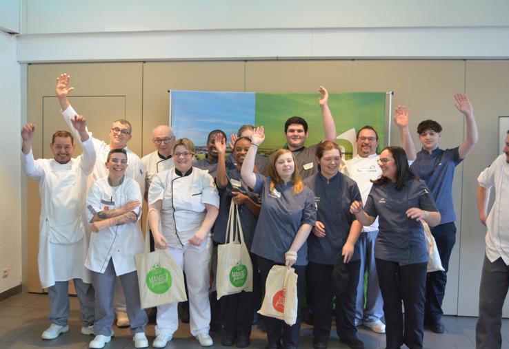 Les six binômes et Yvon Lormier, enseignant en chocolaterie et pâtisserie.
