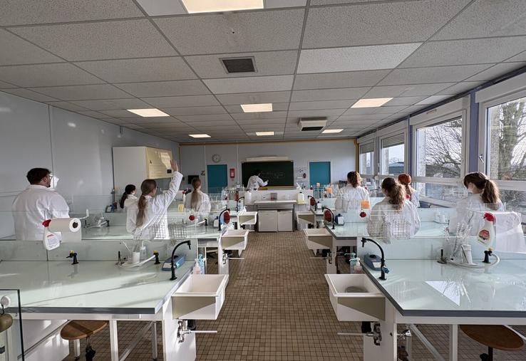 La première promotion de cette licence Sciences, Technologies, Santé est composée de 10 jeunes qui vont renforcer leur culture générale et assimiler de nouvelles techniques dans les domaines des sciences du vivant, des biotechnologies et de la bio-informatique. 