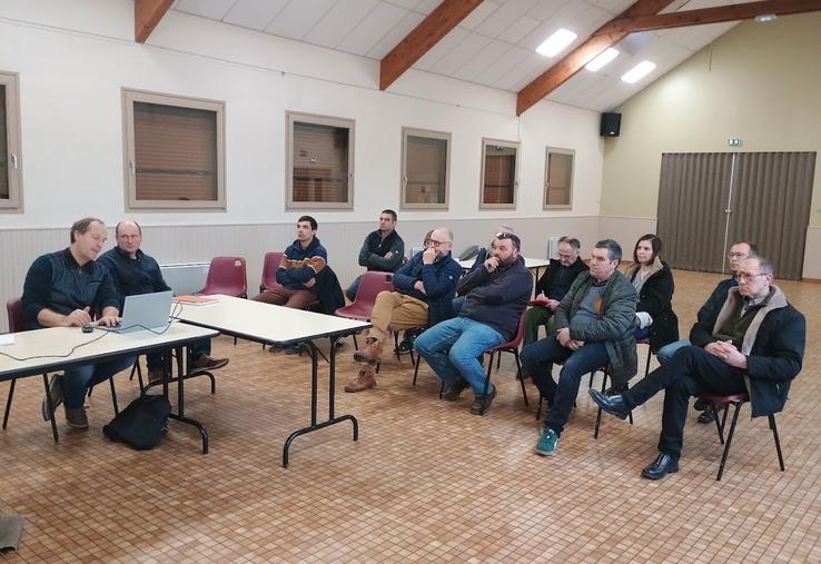 Franck Grémont et Jérôme Coulombel expliquent la démarche engagée par la FNSEA 76 pour obtenir de RTE une revalorisation des indemnisations.