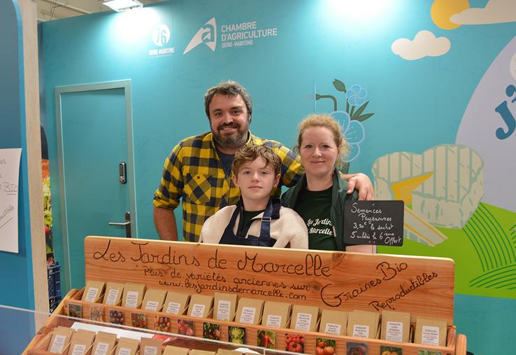 Elody et Sébastien Marc, de l’exploitation bio « Les Jardins de Marcelle », présentent leur production de légumes, plants et graines sur leur stand au Sia 2026.
