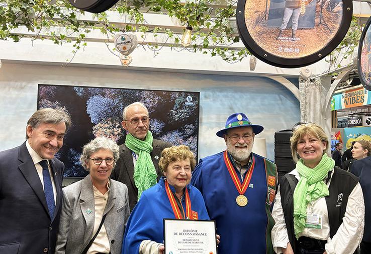 De g. à d. : Bertrand Bellanger, président du Département, Cécile Sineau-Patry, vice-présidente du conseil départemental en charge de la ruralité et de l'agriculture, Arlette Dupuis, haut chambellan de la confrérie, Laurence Sellos, présidente de la Chambre départementale d'agriculture, et Jean-Benoît Albertini (au second rang), préfet de Normandie, lors de l'inauguration.