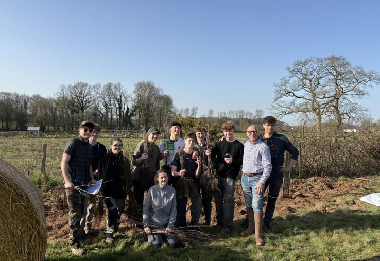 Eugène Lefebvre entouré des jeunes de l'Hortithèque de Fauville-en-Caux, prêts pour planter 300 mètres de haies.