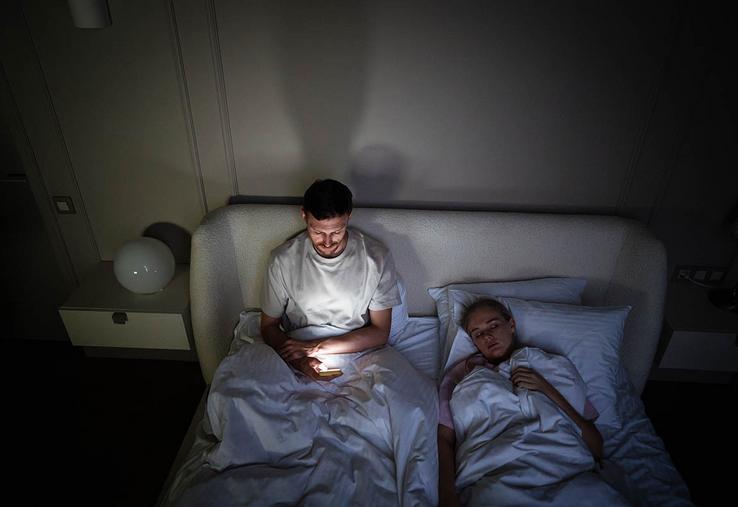 Le système nerveux doit recevoir des signaux corporels très clairs, pour lui faire comprendre que la journée est terminée, qu'il n'y a plus rien à gérer. Les écrans sont quant à eux à proscrire.