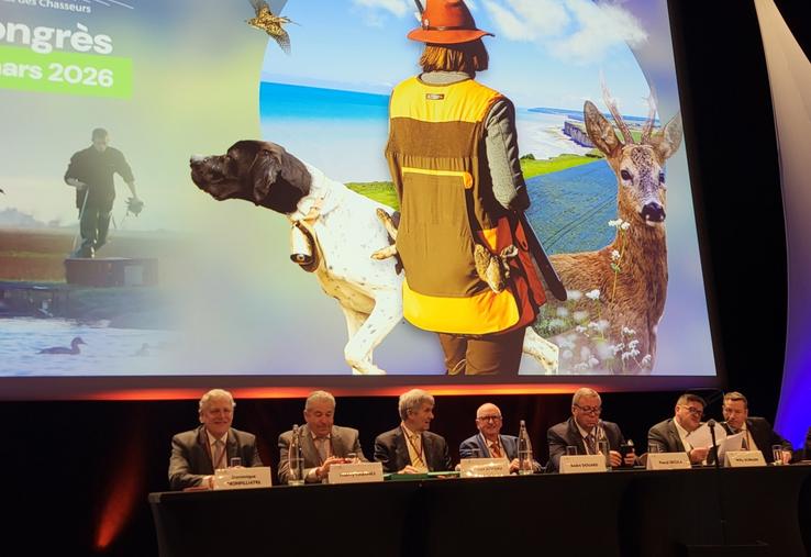 À la tribune, aux côtés du président Willy Schraen, Dominique Monfiliatre, président de la Fédération régionale des chasseurs de Normandie, région d'accueil du congrès annuel de la FNC.