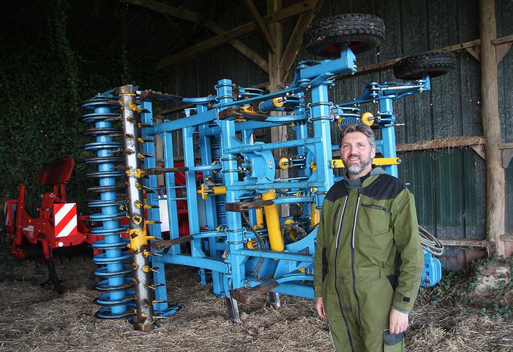 Jérémie Fleury, président de la Cuma du Bosmelet : « le fissurateur fait le boulot des vers de terre. Peut-être que dans dix ans, lorsqu’on aura retrouvé une population de vers de terre suffisante, on ne s’en servira plus. C’est notre but. Mais pour le moment, on ne peut pas faire sans. » 