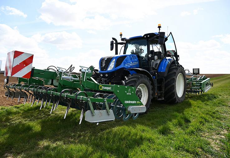 En combinant les deux outils en un seul passage, Franquet mise sur un gain de temps, une réduction des charges et une limitation du re-tassement des sols.