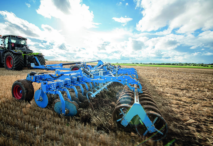 Si les outils à disques sont plus rapides et travaillent plus superficiellement, ceux à dents conviennent à des travaux plus en profondeur.