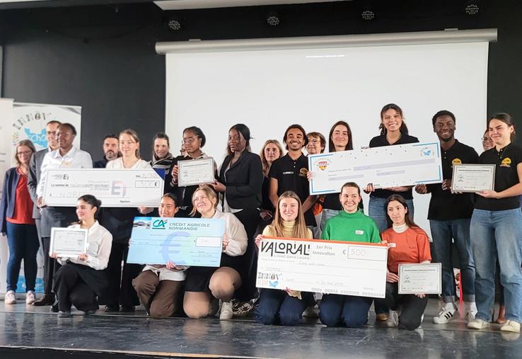 Le palmarès 2026 réuni. Les quatre équipes lauréates (Nomad, Norfé, Bul'Or et Pom) entourent les membres du jury, présidé par Jean-Noël Lecarpentier, à l'issue de la remise des prix.