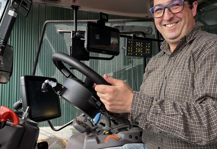 François Paquin fait partie des agriculteurs qui se sont montrés intéressés pour rejoindre le réseau Centipède RTK. Pose du volant électrique et de la console.