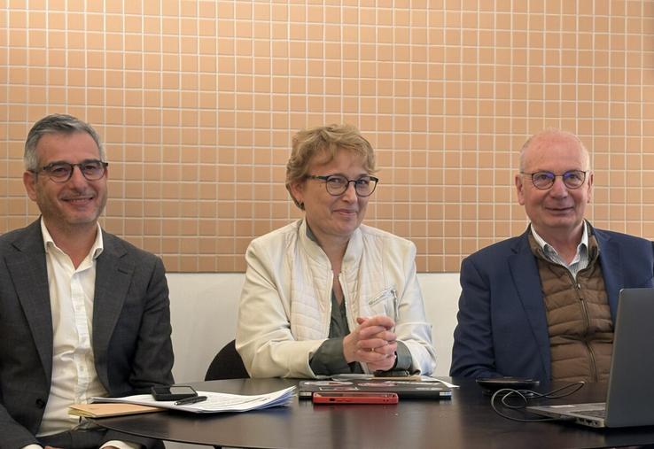 Pascal Lheureux (à droite), président du Crédit Agricole Normandie-Seine, a rappelé le modèle mutualiste de l'établissement le 29 avril à Rouen : «  nous sommes une société de personnes et non une société de capitaux. Ici on parle des hommes et des femmes, 700 000 clients haut-normands, une universalité de clients et de services. Nous avons deux préoccupations : la création de valeur et le partage des valeurs  ».