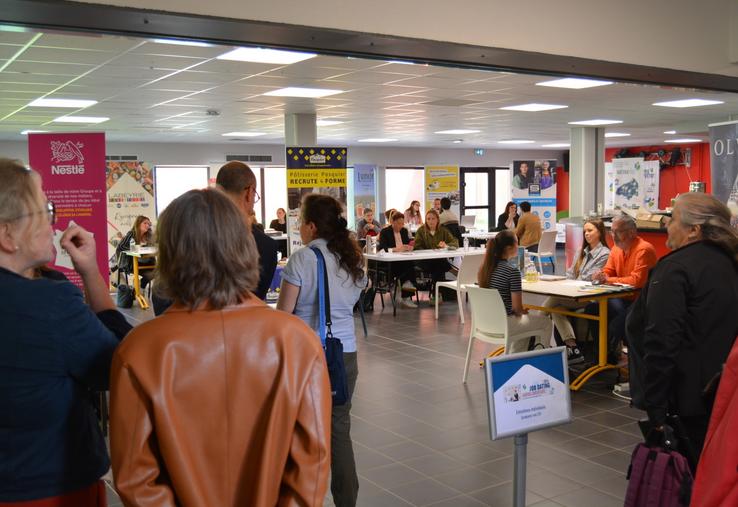 4e édition du Job dating agroalimentaire à Yvetot : 15 entreprises, 8 partenaires institutionnels et 75 candidats à l'emploi ont répondu présents.