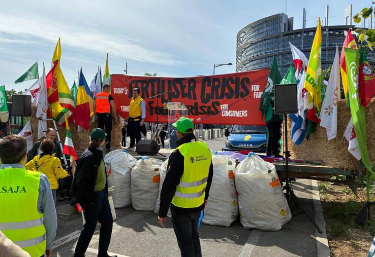 Le mardi 19 mai, à Strasbourg, à l'occasion de la présentation du plan d'action de la Commission européenne sur les fertilisants, le Copa-Cogeca a manifesté durant deux heures sous les fenêtres du Parlement européen pour faire entendre avec la FNSEA et d'autres syndicats européens leurs revendications.