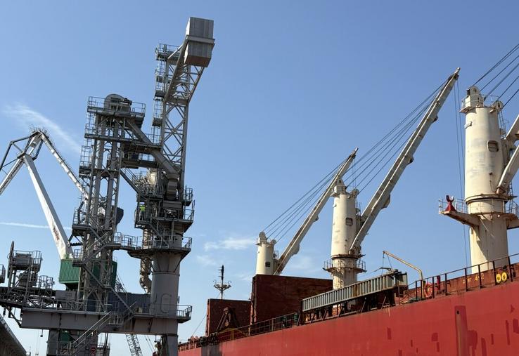 Supramax de 190 mètres de long qui nécessite un tirant d'eau approfondi. Ce navire est chargé pour la meunerie africaine avec trois qualités différentes : du blé tendre meunier, du blé tendre à 12,5 de protéines et du blé dur.