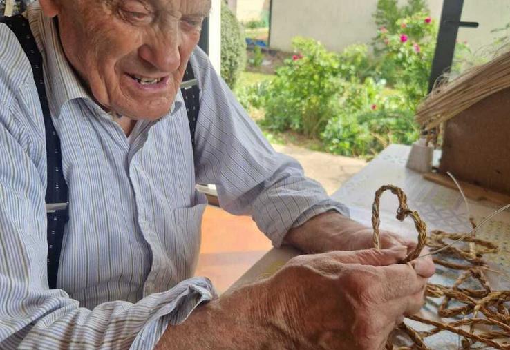Jean Bauchet en train de confectionner un cœur en lin.