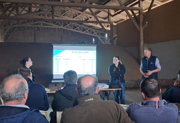 Intervention des techniciennes de Lactalis, Garance Choury et Jasmine Sevin, avec le président de l'APLHN, Christophe Jourdain.