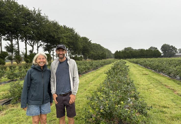 Victor et sa mère Élisabeth Leforestier, sont prêts à accueillir les gourmands de myrtilles durant tout l'été. N'oubliez pas d'amener vos seaux !