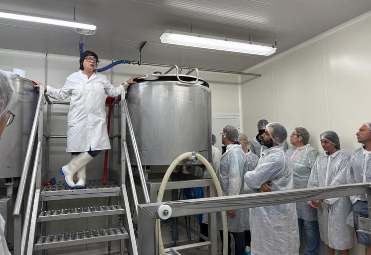 Échanges des producteurs transformateurs de produits laitiers sur les conditions de travail autour du laboratoire du Gaec Genty à Richemont. Le Gaec a installé ses cuves en hauteur pour profiter de la gravité afin de déplacer le lait vers l'étape d'égouttage.
