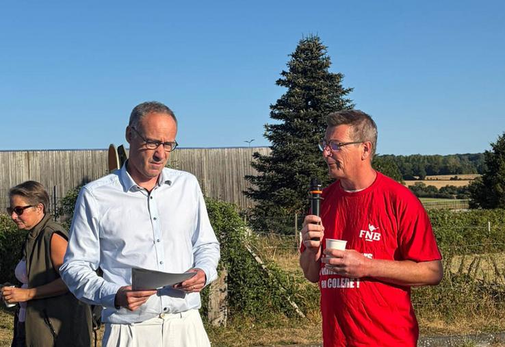 Philippe Sellier, membre du bureau de la FNB et éleveur allaitant dans l'Eure, martèle, devant le directeur de l'abattoir, que Bigard, leader français des abatteurs, orchestre une baisse continue des prix qui in fine se retournera contre toute la filière.