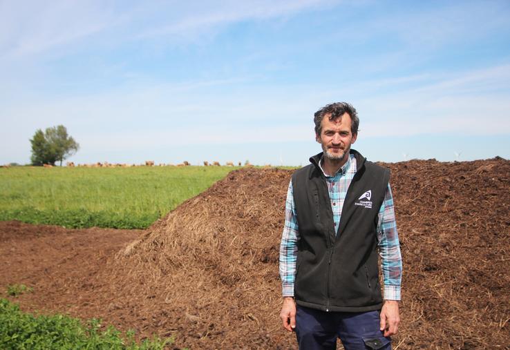 Au printemps, David Léger composte la litière deux fois à 15 jours d'intervalle. Il l'épand ensuite, sans l'incorporer sur ses prairies temporaires.