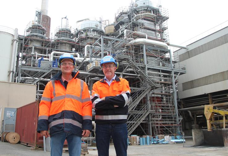 Samuel Crèvecœur, président de la section de Fontaine-le-Dun chez Cristal Union, et Christophe Croison, directeur de l'usine, posent devant le nouvel évaporateur à 6 effets.
