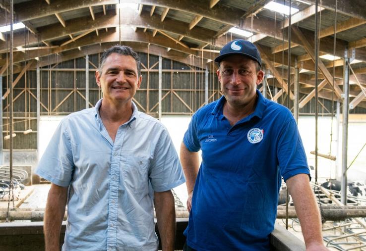Le suivi sanitaire ne s'improvise pas : la performance de l'élevage repose sur un travail d'équipe et une confiance étroite entre Éric Monnet, à gauche et Jérémy Vimbert.