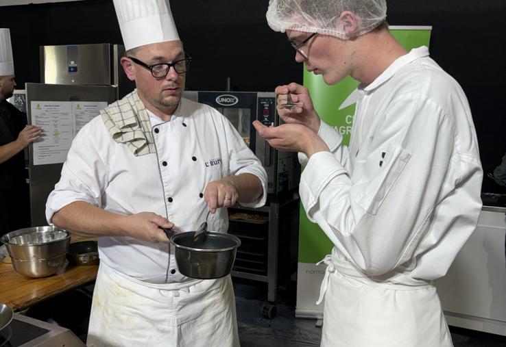 Jean-Baptiste Rebiard, chef au collège Jacques Daviel au Mesnil-en-Ouche et Mewen Guillo,  élève au lycée Clément Ader à Bernay, un binôme gagnant.